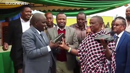 Un humilde minero se convierte en millonario al hallar dos rocas de tanzanita