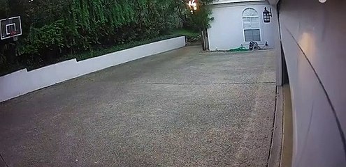 Elle coince la voiture dans la porte du garage !