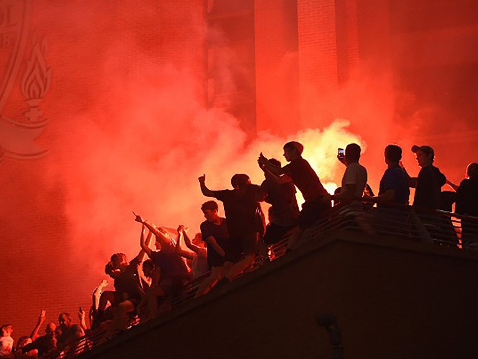 Straßenfeiern: Liverpool-Fans pfeifen auf Corona-Auflagen