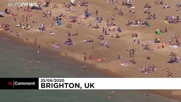 شاهد: الإنجليز يتوافدون على شواطئ الساحل الجنوبي للبلاد ويتجاهلون إجراءات التباعد الإجتماعي