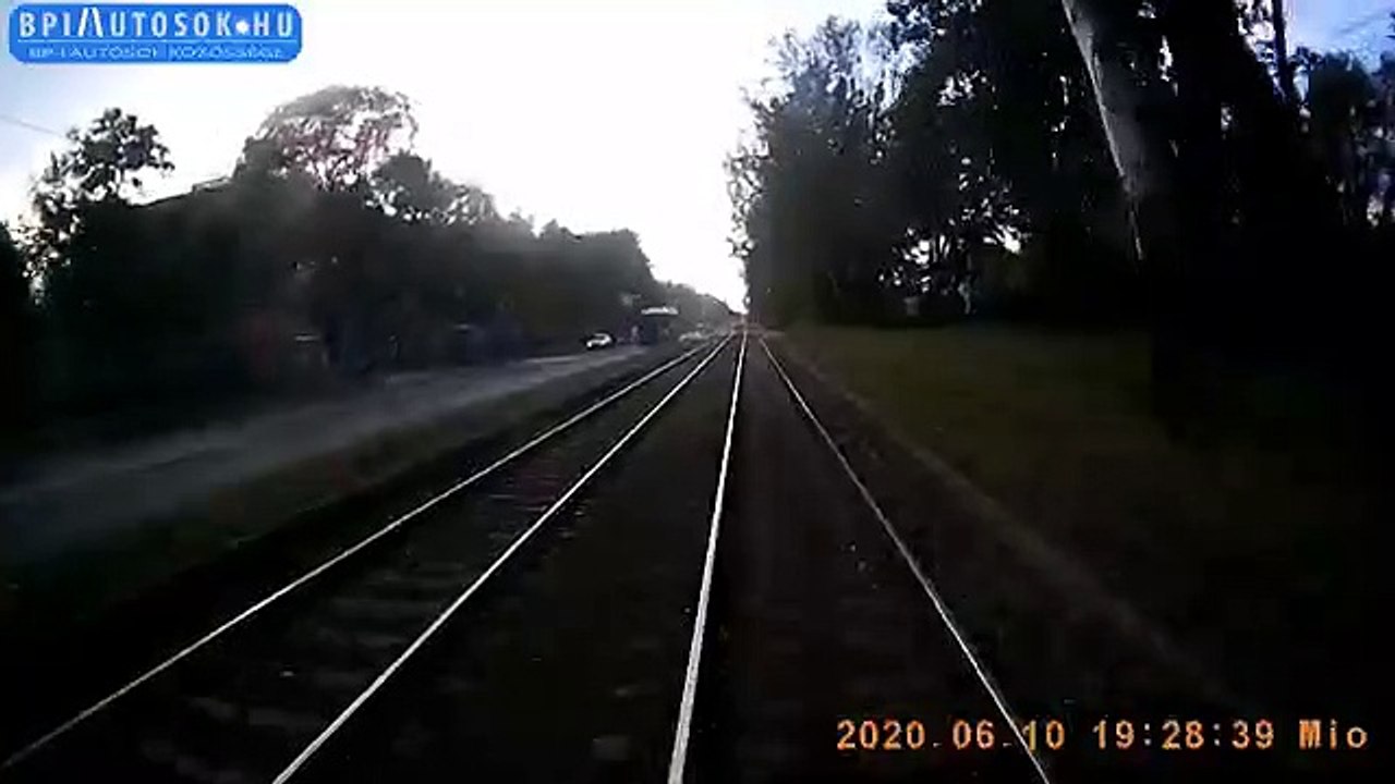 Un homme tombe devant un tramway