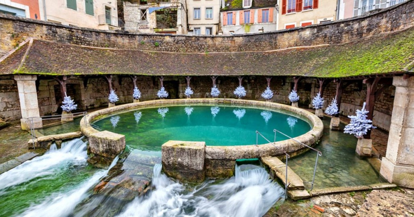 Une mystérieuse fosse recrache des centaines de litres d’eau en pleine ville