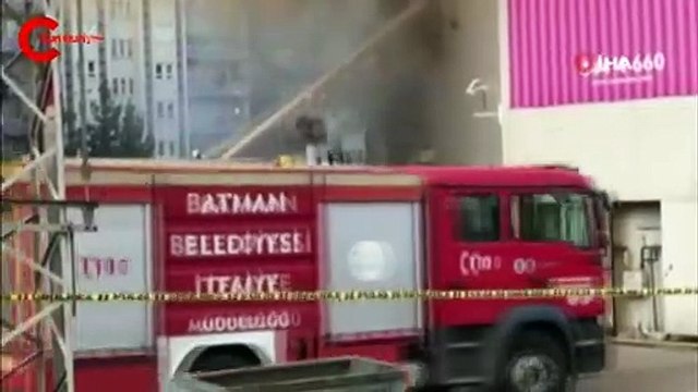 AVM alev alev yanıyor... İtfaiye ekipleri ve tomalar müdahale ediyor