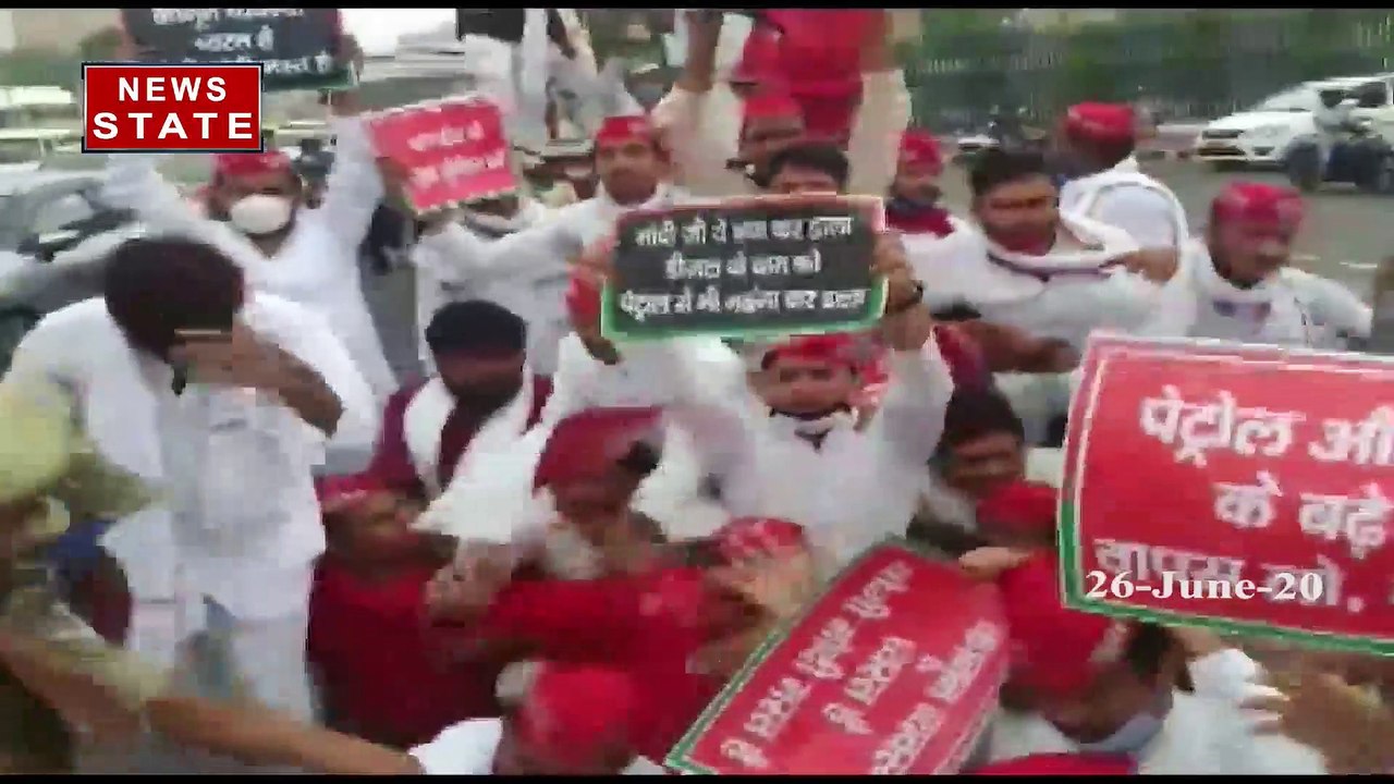 Uttar Pradesh: पेट्रोल-डीजल की बढ़ी कीमतों को लेकर समाजवादी पार्टी का प्रदर्शन