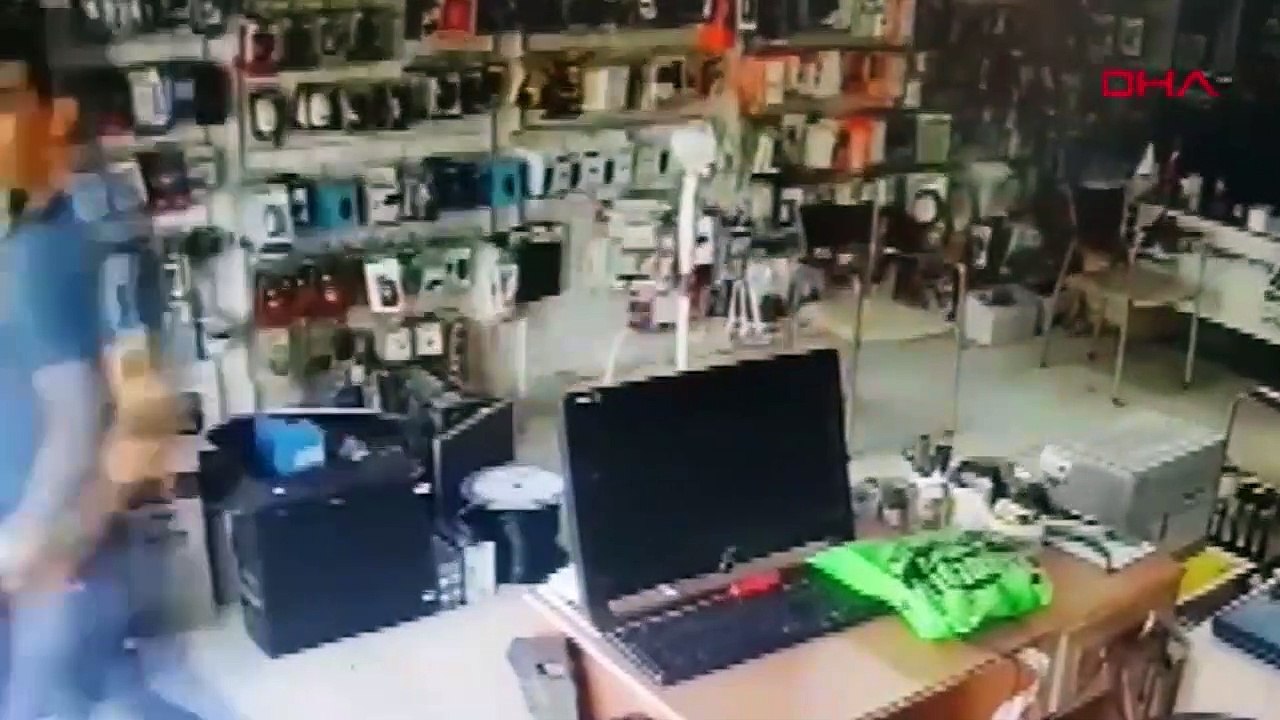 Manisa'daki 5.5 büyüklüğündeki deprem kameralara böyle yansıdı