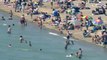Les images surréalistes des milliers de personnes collées les unes aux autres sur les plages en Grande-Bretagne - La police obligée d'intervenir - VIDEO