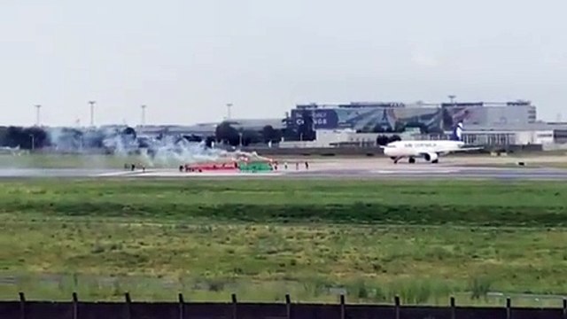 Action en cours de Extinction Rebellion sur les pistes de l'aéroport d'Orly