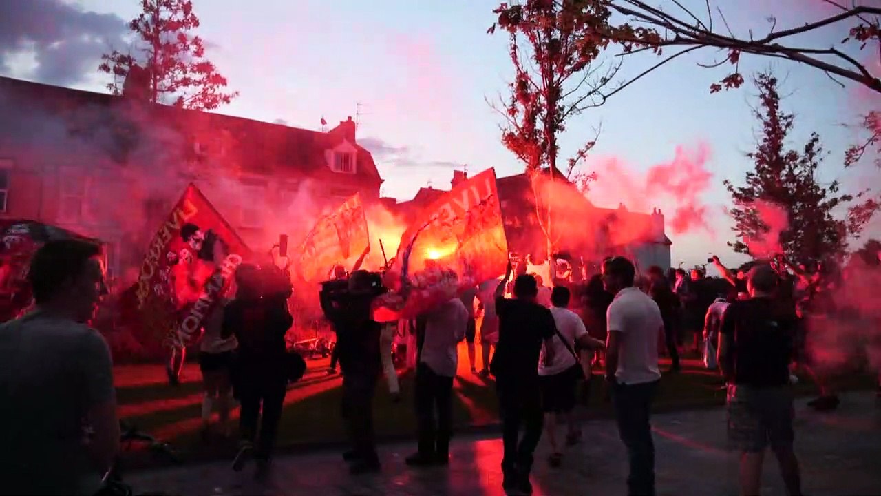 Football: des centaines de supporters de Liverpool fêtent le titre à Anfield