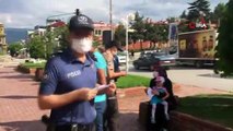 Tosya'da polis ekipleri vatandaşları Covid-19'a karşı broşürle bilgilendiriyor