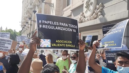 ONG reclaman regularizar a personas 'sin papeles'