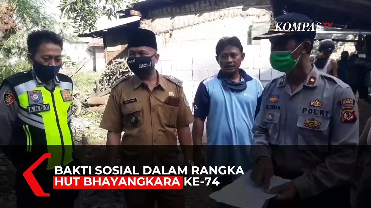 Polisi Renovasi Rumah Nenek Yang Tidak Layak Huni