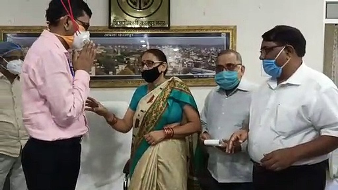 DM ने पुलवामा में शहीद हुए अमर शहीद जवानों के परिजनों प्रदान किया चेक