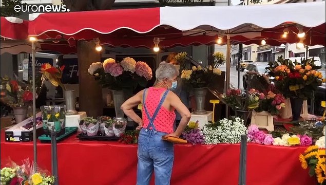 Élections municipales : drôle de campagne en France, les bureaux de vote se préparent