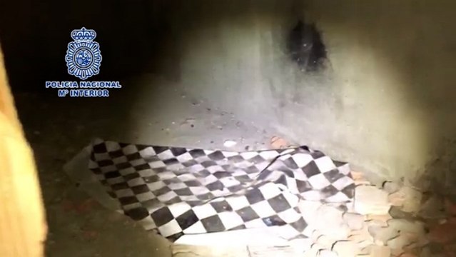 La Policía localiza una garaje con tres zulos y cuatro vehículos para cargar fardos de hachís