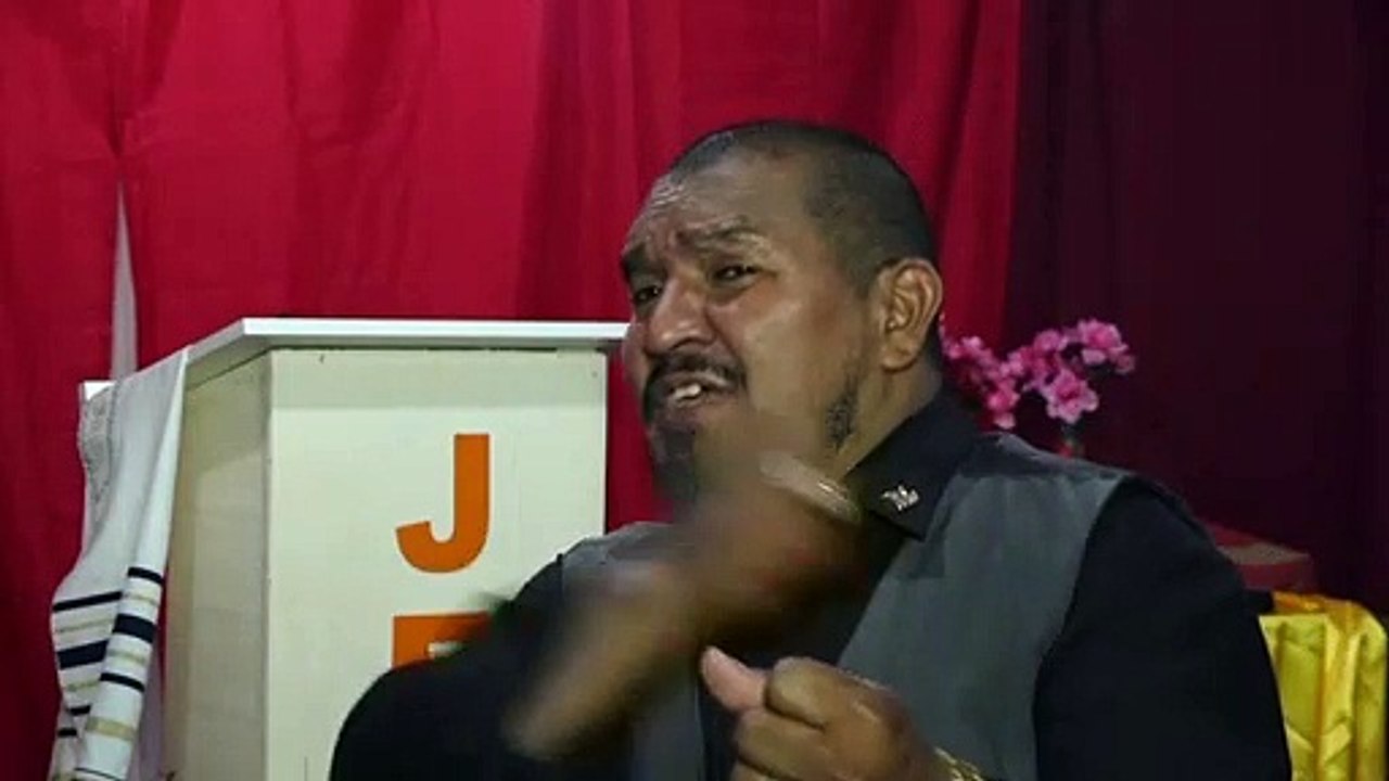 رجل برازيلي حفار قبور في النهار وقس إنجيلي في الليل