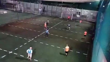 Metegol humano en Rosario para respetar el distanciamiento en el fútbol 5
