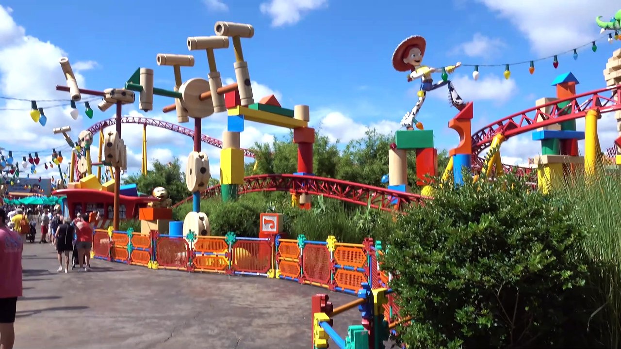 Sophia Isabella e Alice Passeando na Toy Story Land  Disney