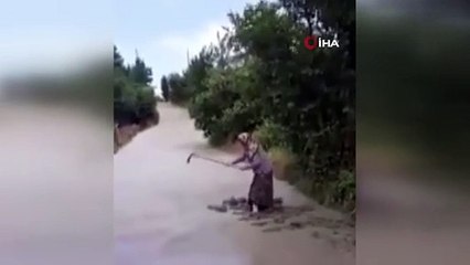 Belediyenin döktüğü beton yolu elindeki kazma ile böyle zarar verdi
