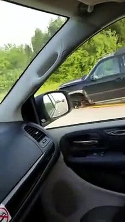 Il se fait doubler par une voiture à qui il manque une roue