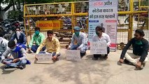 भाजपा कार्यकर्ता का अपनी ही पार्टी के खिलाफ प्रदर्शन, धरने पर बैठा