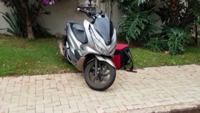 Carro e moto se envolvem em colisão e Corpo de Bombeiros é acionado