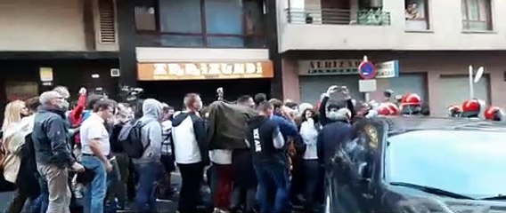 La Ertzaintza escolta a los cargos de Vox tras el mitin en Sestao (Vizcaya)