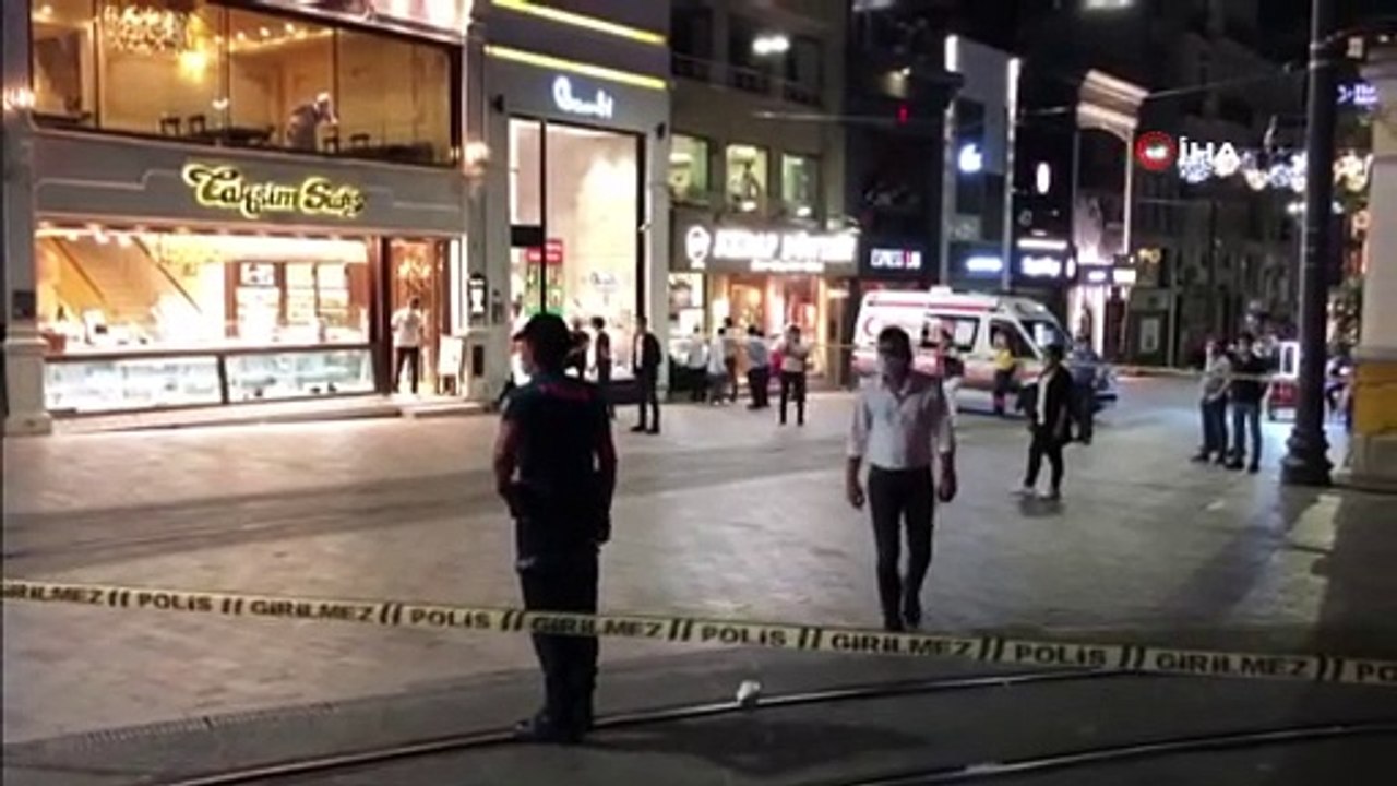 - İstiklal Caddesinde bir kişi eline aldığı bıçak ile etrafa saldırdı. Polis caddeyi kapattı. Polis, kendine zarar veren şahsı ikna etmeye çalışıyor.