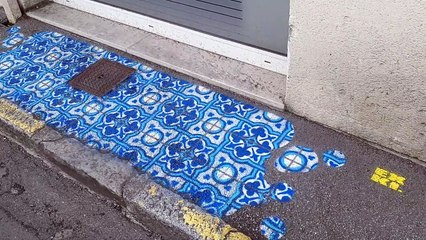 Le graphiste Dominique Hermier peint des carreaux de ciment sur les trottoirs d'Évreux
