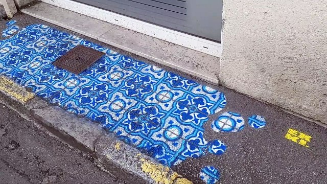 Le graphiste Dominique Hermier peint des carreaux de ciment sur les trottoirs d'Évreux