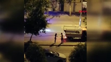 Sokak ortasında genç kızı darbetti
