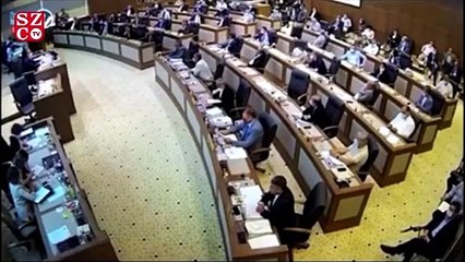 Video herunterladen: AKP'li meclis üyesinin ismi İmar Komisyonu'ndan çıkartılınca AKP'li başkan salonu terk etti