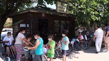 Hayırseverlerden topladığı bisikletleri çocuklara dağıtıyor