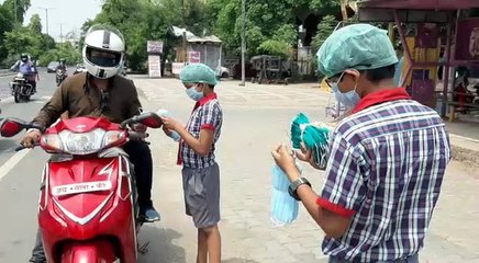स्कूल फीस भरने के लिए सड़क पर मास्क बेचने को मजबूर हुए छात्र, पीएम मोदी और सीएम योगी से लगाई गुहार