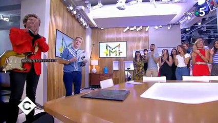 Regardez la dernière minute de "C à vous" hier soir sur France 5 avec la fin de saison pour Anne-Elisabeth Lemoine et le départ de Maxime Switeck