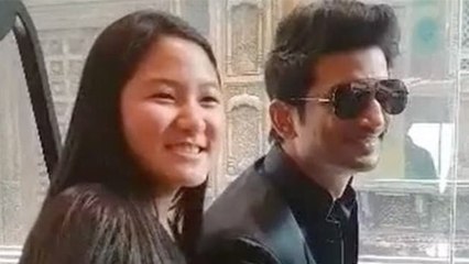 Sushant को Airport पर देख फैंस खिंचवाने लगे Photos, Sushant ने ऐसे जीता था दिल|FilmiBeat