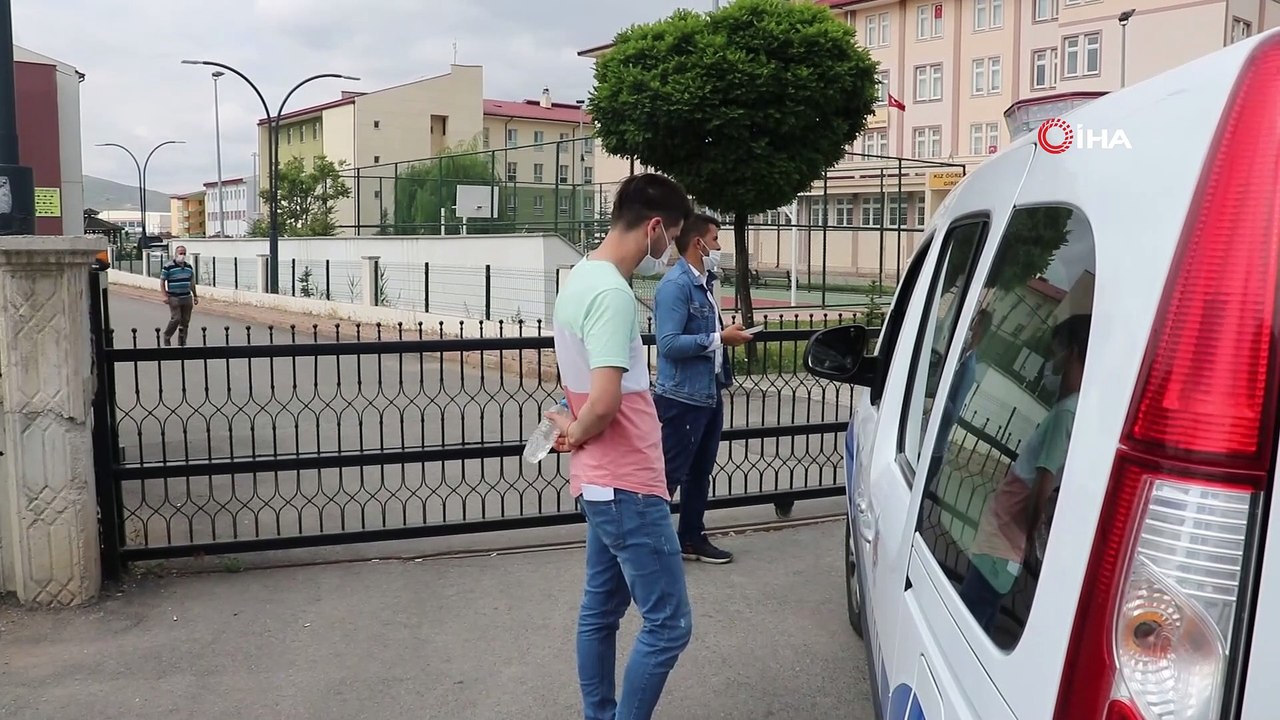 Kimliğini unutan öğrencilerin imdadına polis yetişti