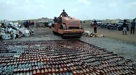कहां से आईं शराब की ये लाखों बोतल? कोरोना लॉकडाउन में रोडरोलर से कुचलीं- VIDEO