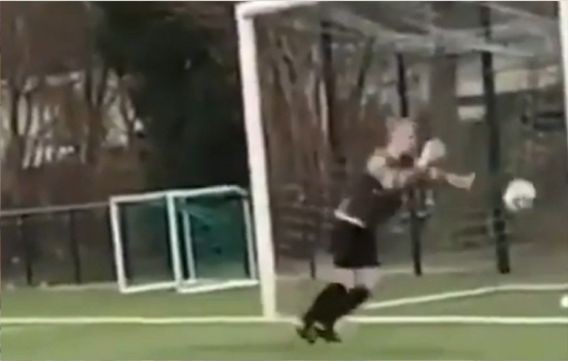 Este es el portero más odiado del mundo ¡Hace todo lo posible para no evitar un gol!