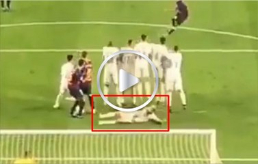 Se tira al piso para evitar un golazo ¡Debajo de la barrera!