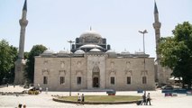 عودة المصلين إلى جامع بازيد في إسطنبول