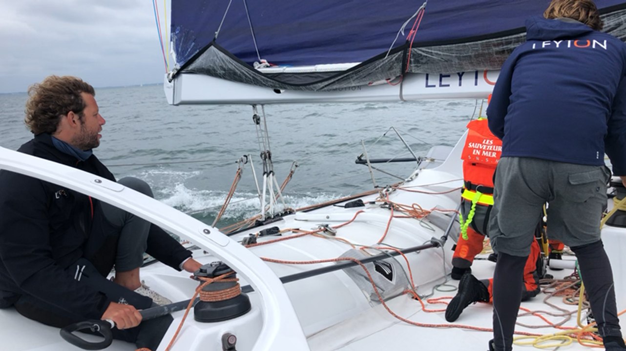 Le skipper Arthur Le Vaillant avec des formateurs de la SNSM