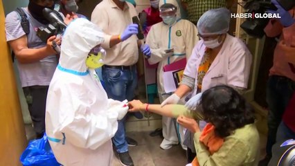 Vaka sayısı sürekli artan Hindistan'da koronavirüs hastaları için kartondan yataklar hazırlandı