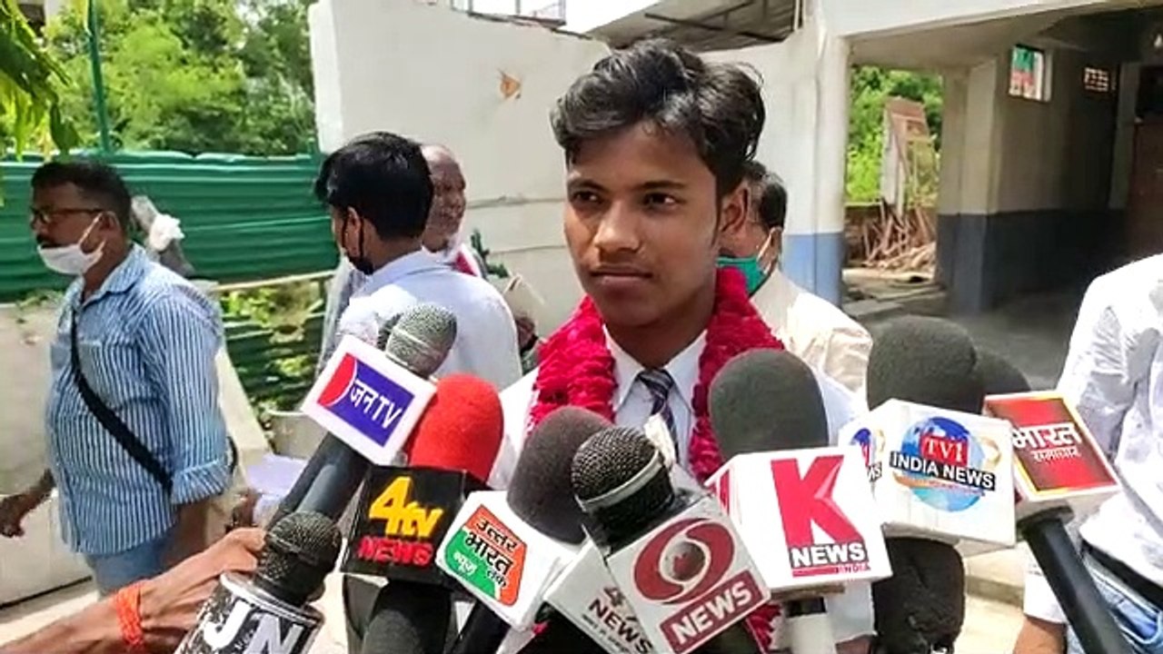 बाराबंकी में अभिमन्यु वर्मा ने 95.83 फीसद अंक ह...