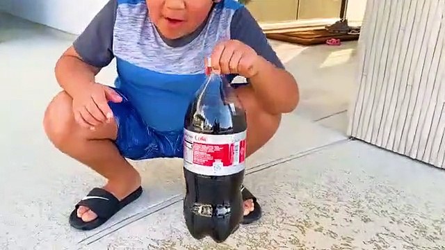 Experiment Coca Cola and Mento vs Cola Cola vs Coke! Easy DIY Science Experiments for kids!