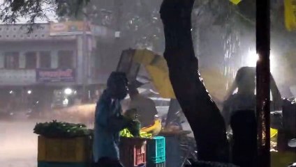 एक घंटे से तेज बारिश, सडकों से बहकर निकला पानी