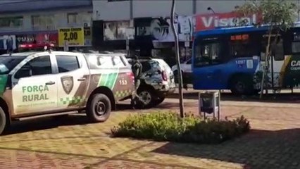 Tải video: Durante fiscalização, homens não colocam máscaras, causam tumulto e são presos no Centro