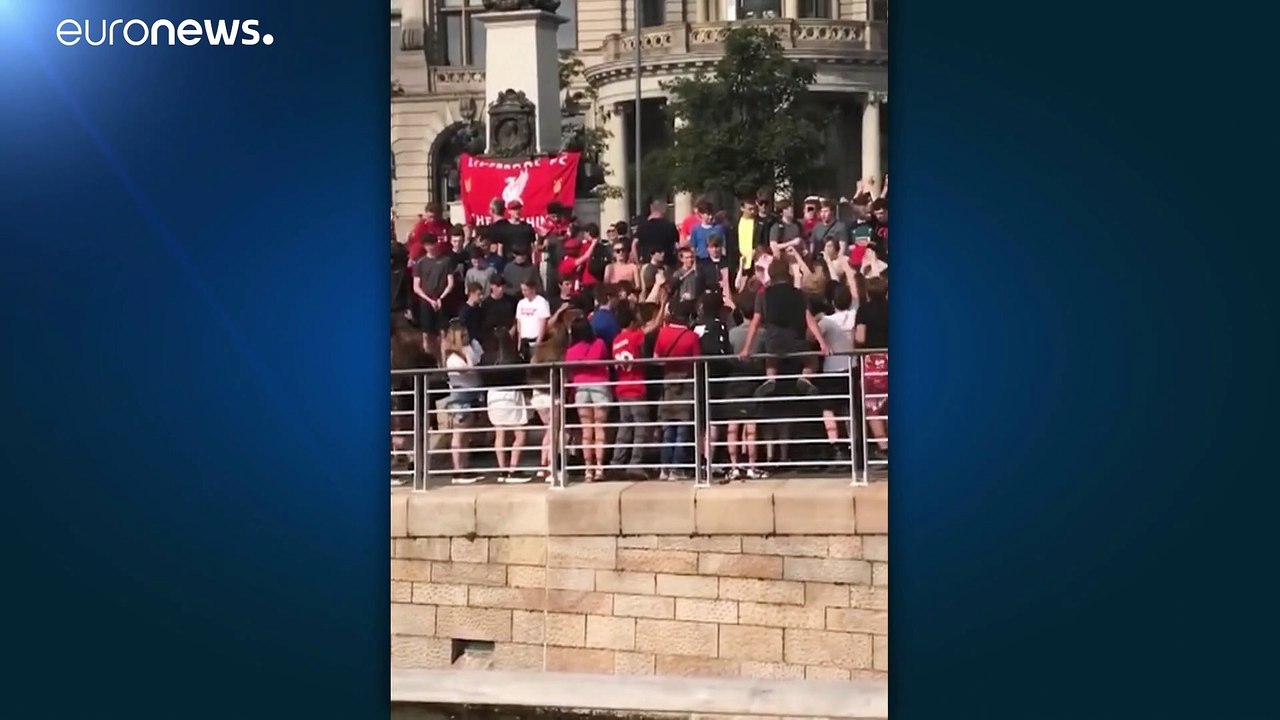 Miles de seguidores del Liverpool provocan graves desórdenes en la celebración del título de liga