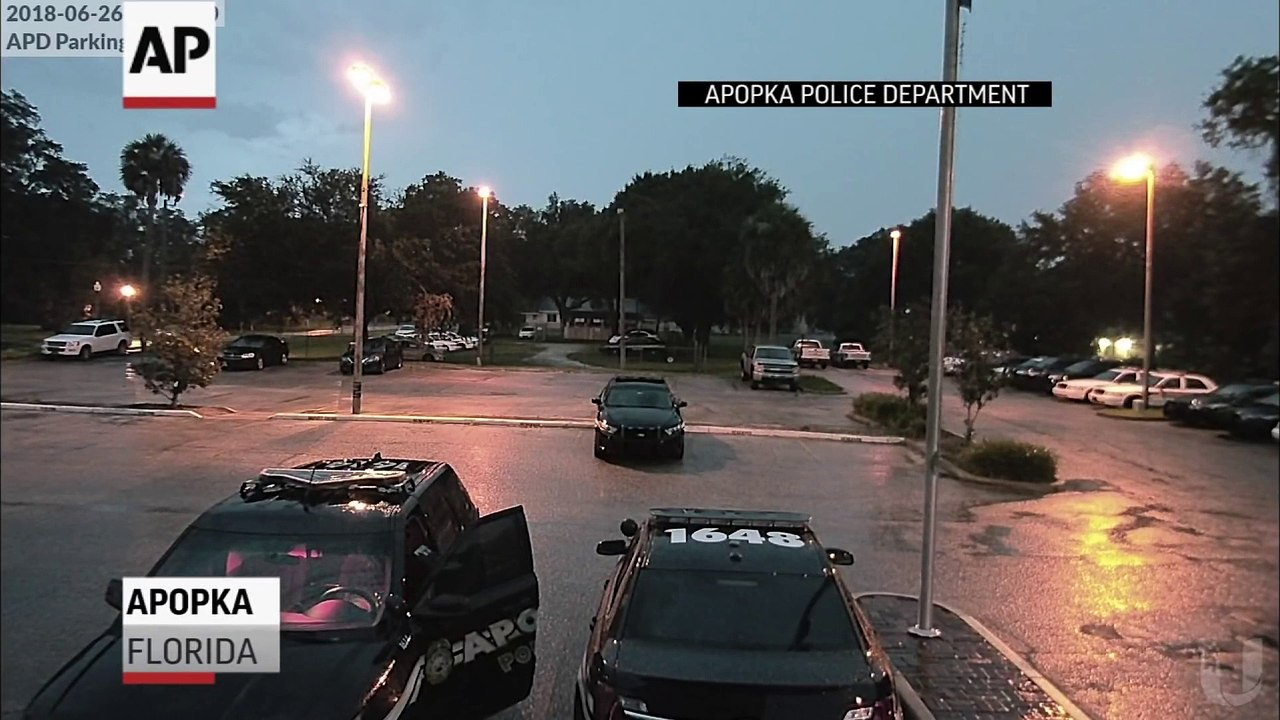 Un policier effrayé par un éclair se précipite dans sa voiture