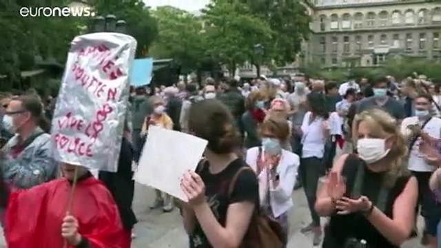 Французские полицейские требуют уважения