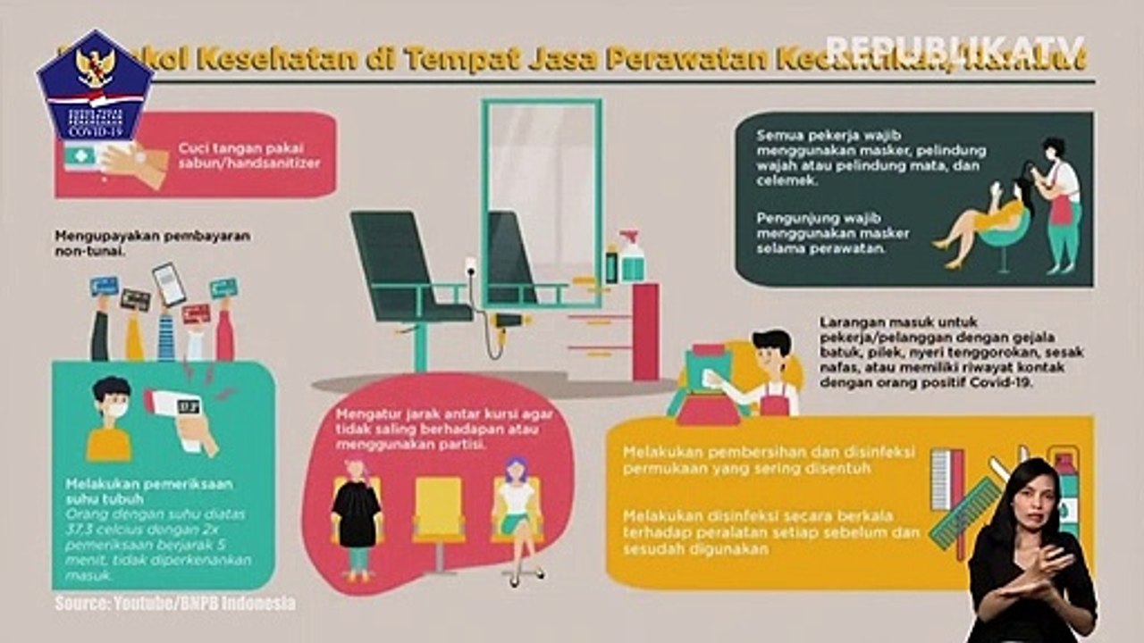 Petugas medis dari Dinas Kesehatan Kota Cimahi mengambil sampel lendir dari seorang pedagang saat tes swab Covid-19 di Pasar Ranca Bentang, Kota Cimahi.